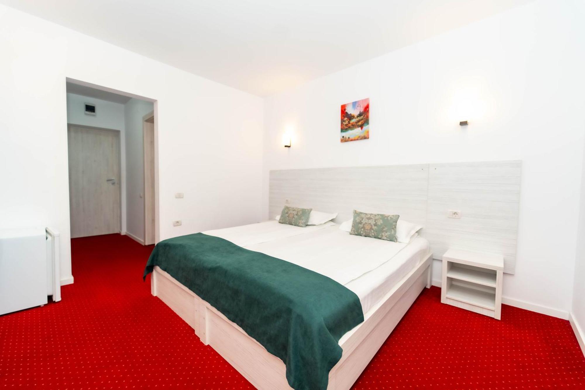 Hotel Cirus Предял Экстерьер фото