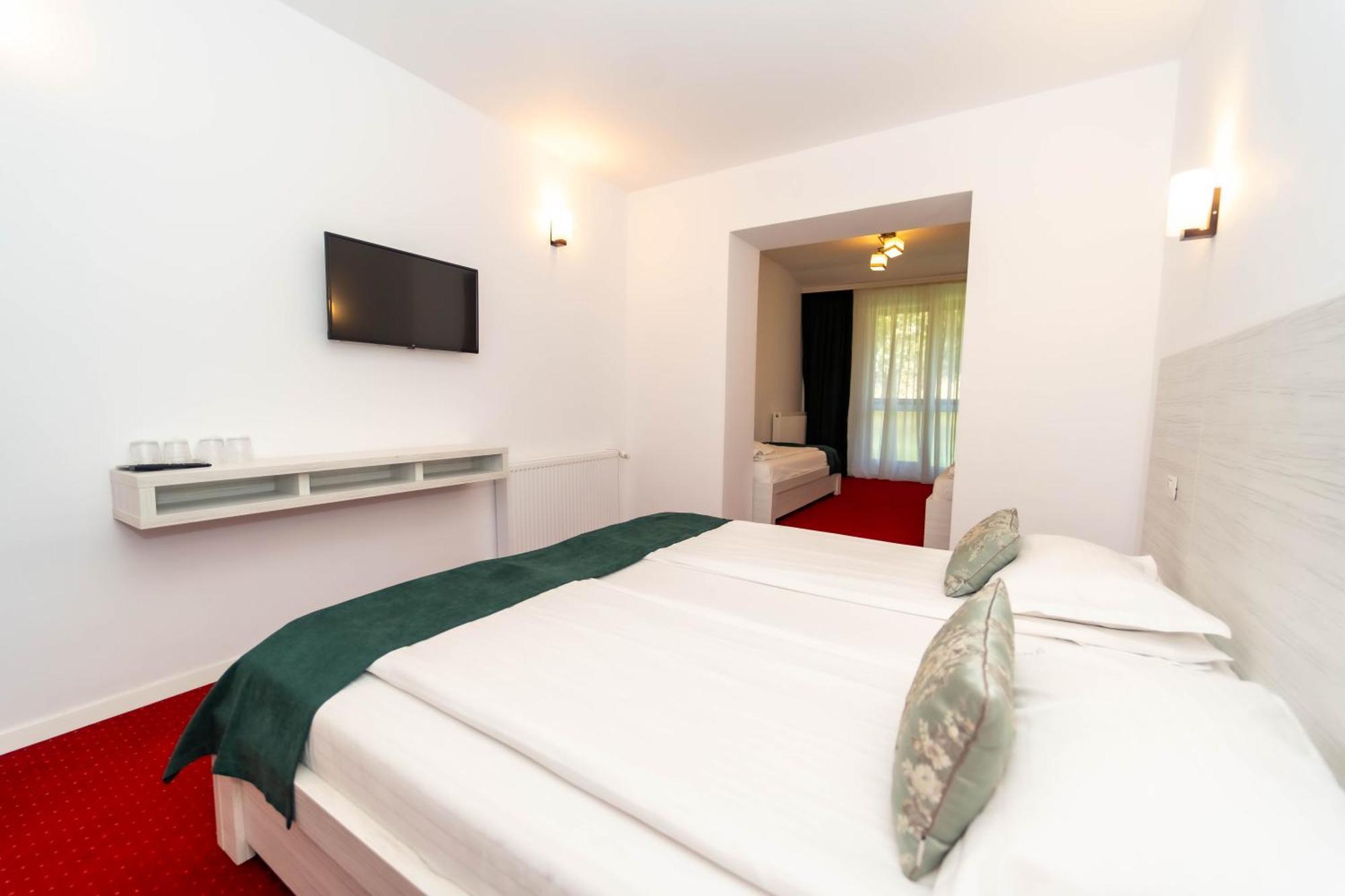 Hotel Cirus Предял Экстерьер фото