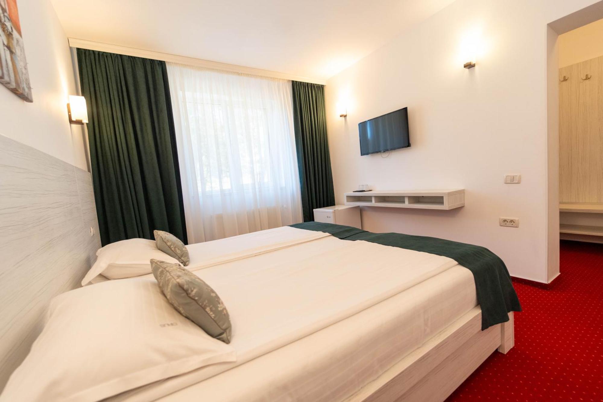 Hotel Cirus Предял Экстерьер фото
