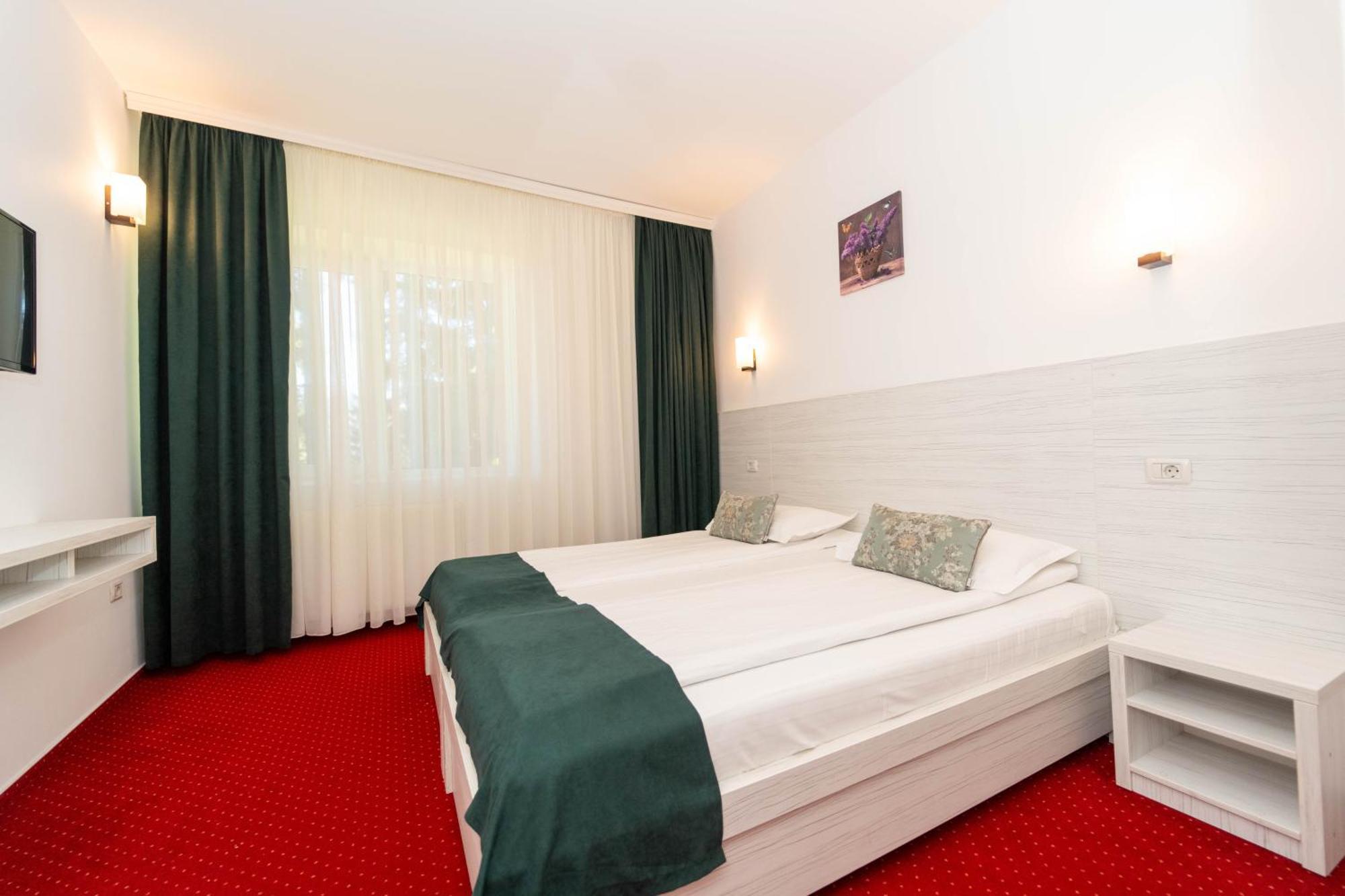 Hotel Cirus Предял Экстерьер фото