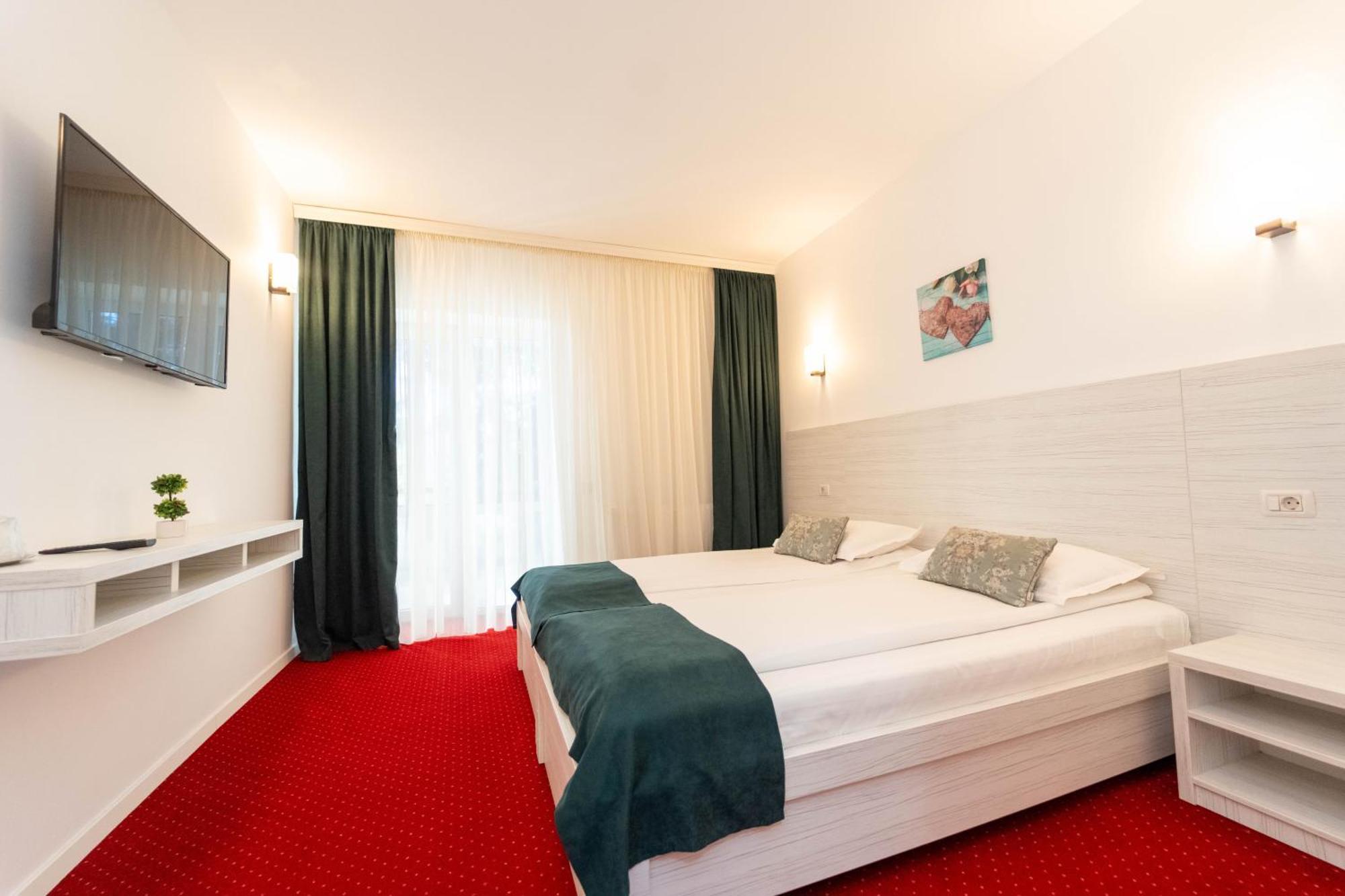 Hotel Cirus Предял Экстерьер фото