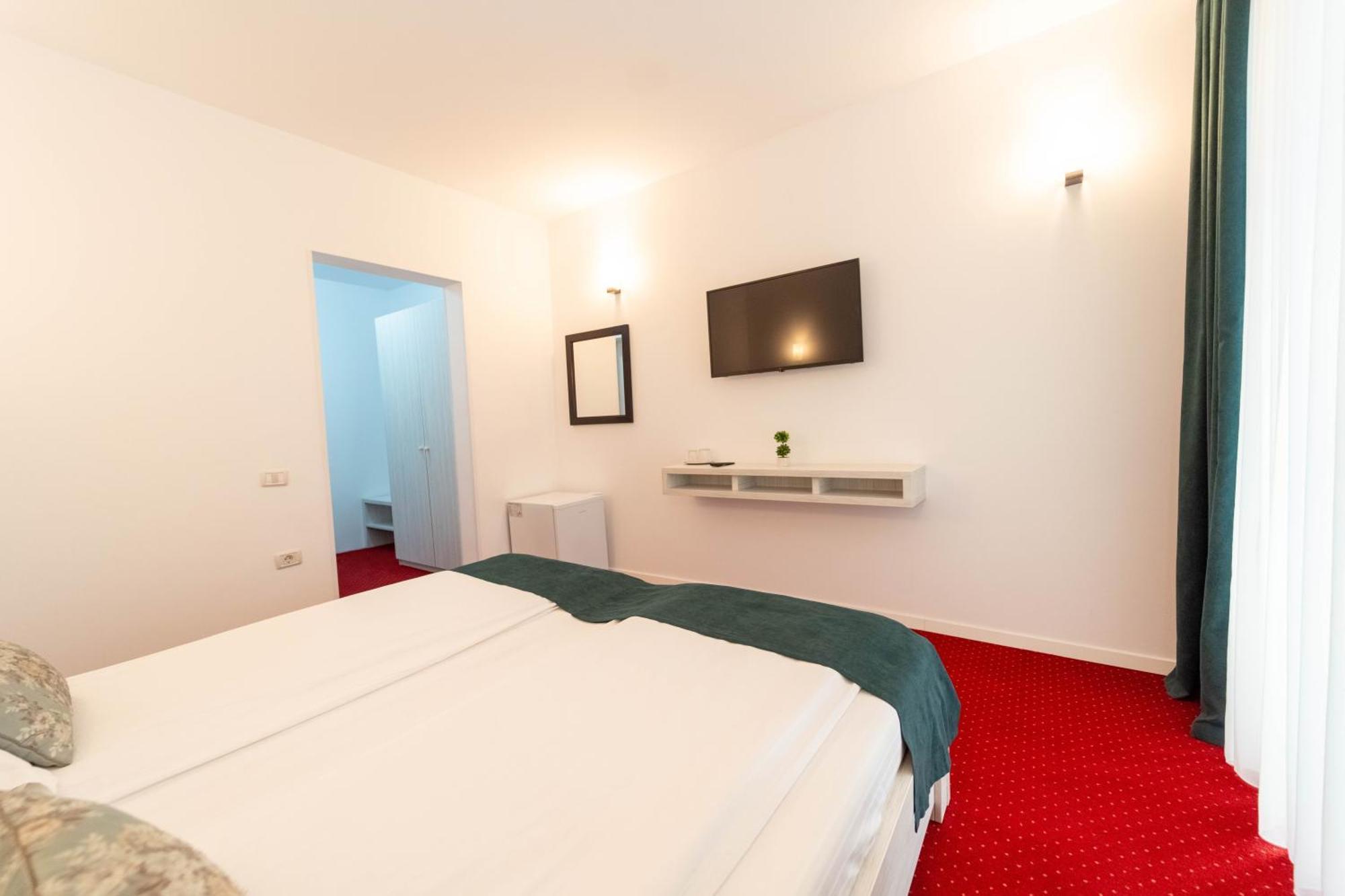 Hotel Cirus Предял Экстерьер фото