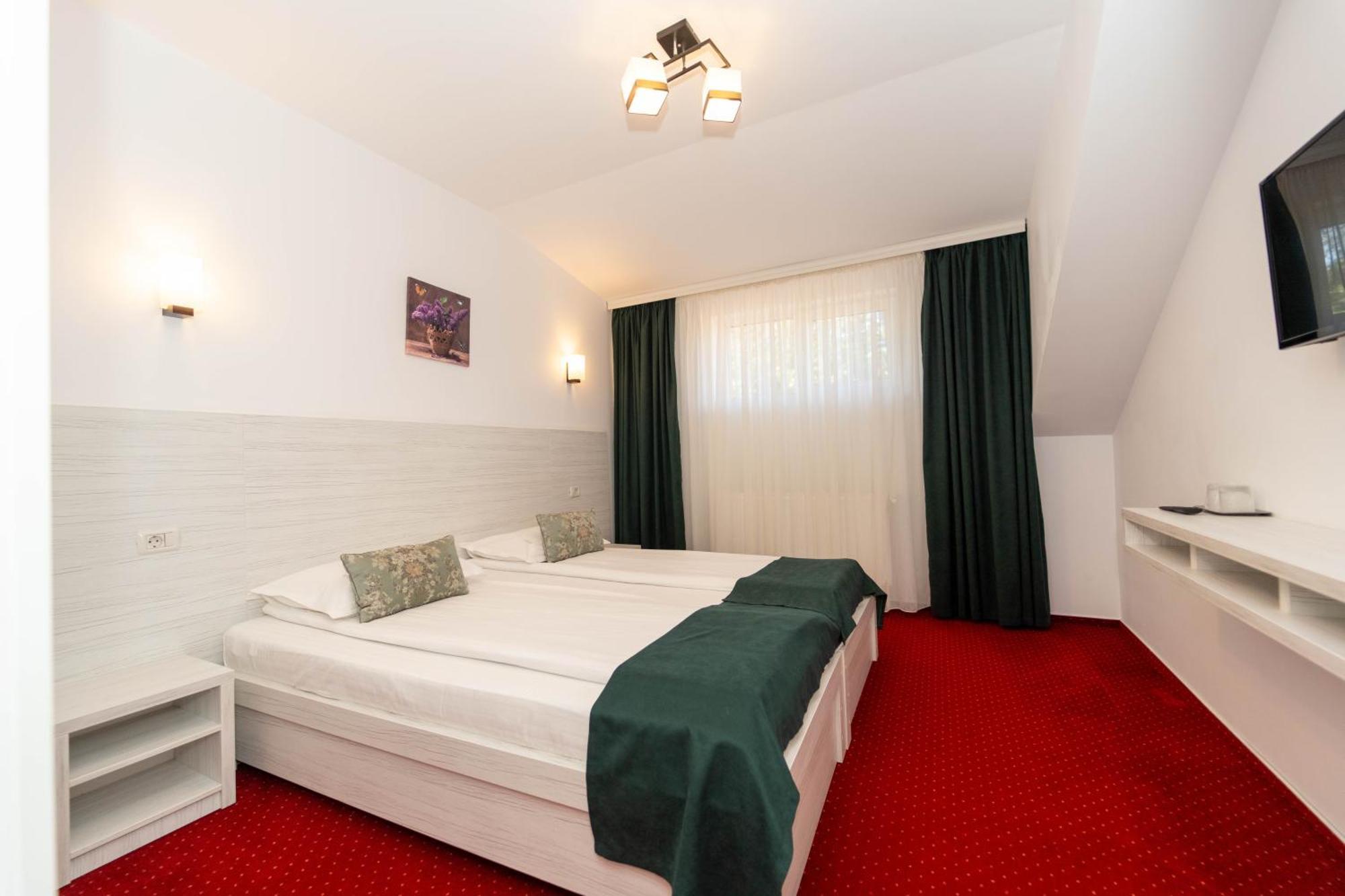 Hotel Cirus Предял Экстерьер фото