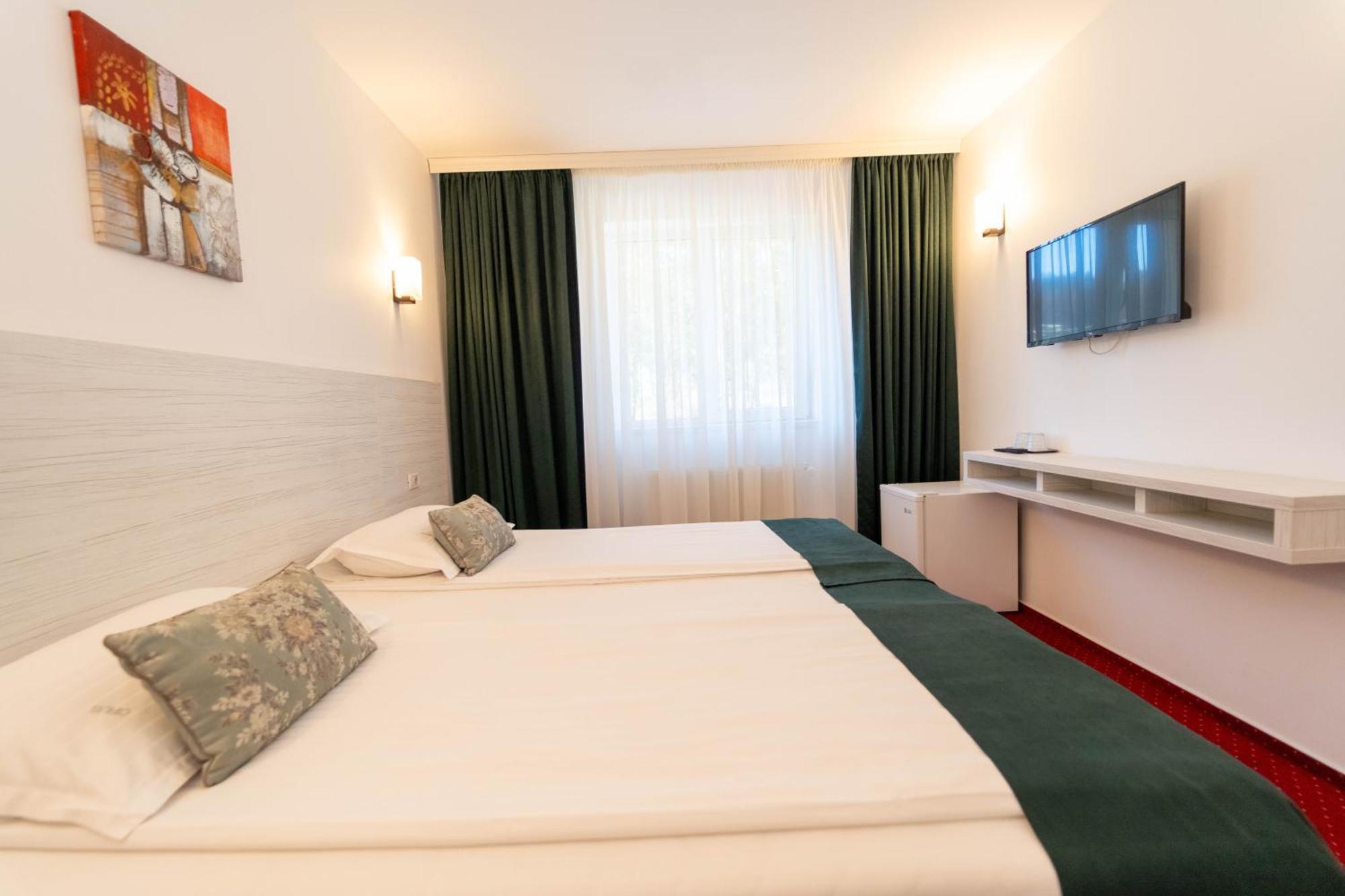 Hotel Cirus Предял Экстерьер фото