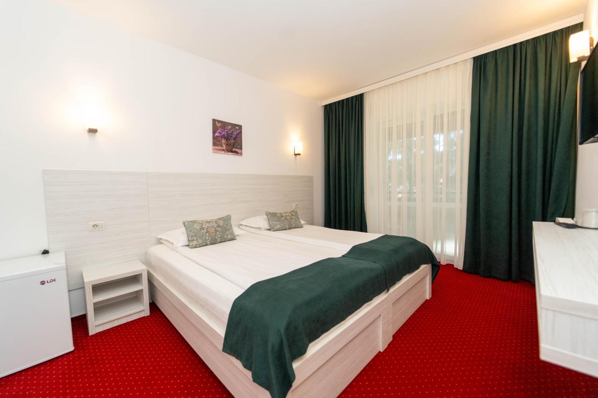Hotel Cirus Предял Экстерьер фото