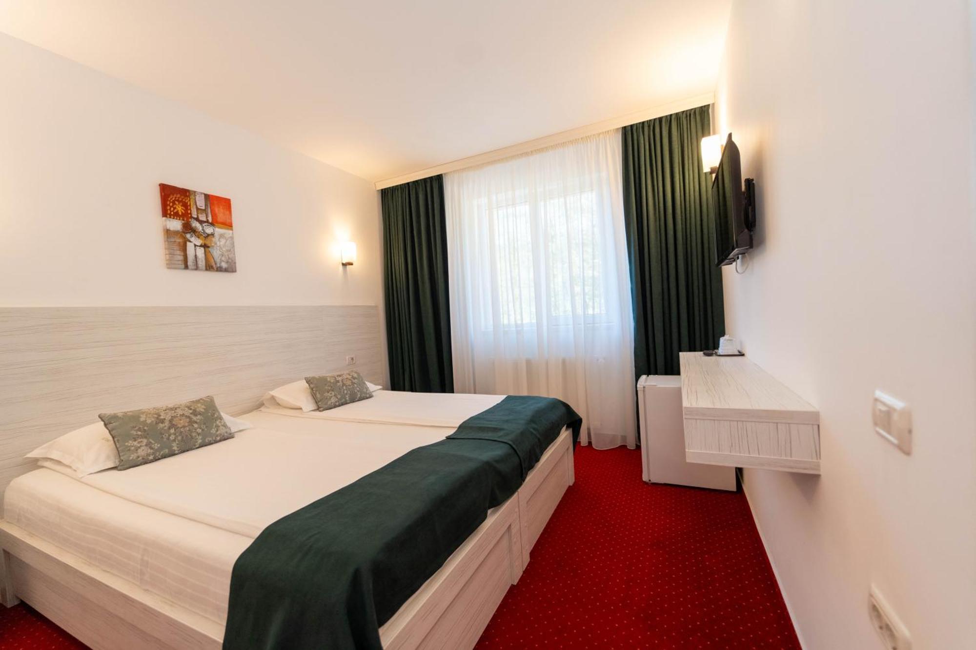 Hotel Cirus Предял Экстерьер фото